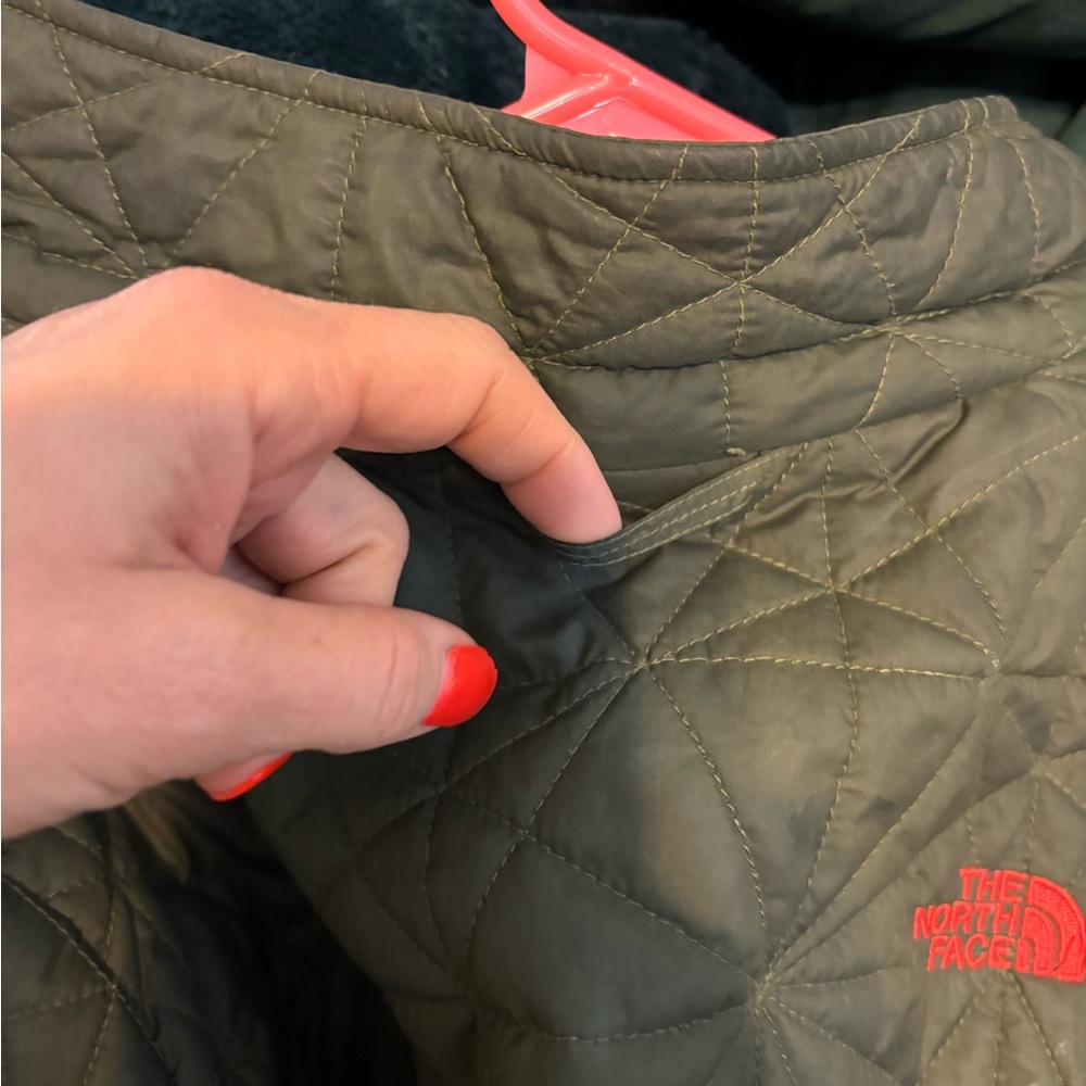 The North Face Olive Green Quilted Jacket with Red Logo - Picture 4 of 7
